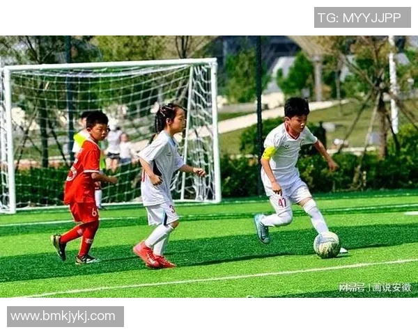 爱踢足球的十八号球星展现激情风采 力量与技术的完美融合